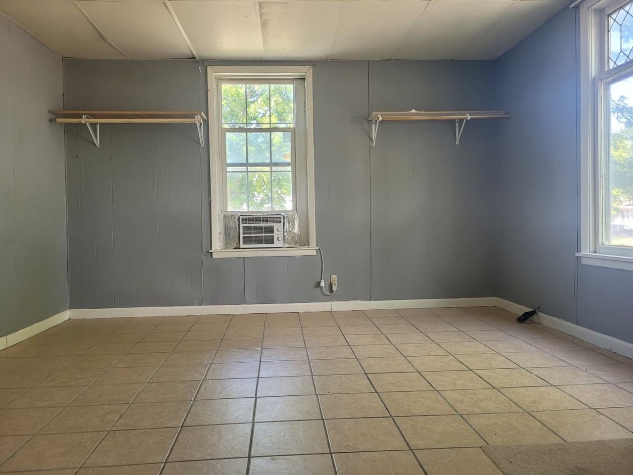 921 W 4th St - Photo 3 of 5