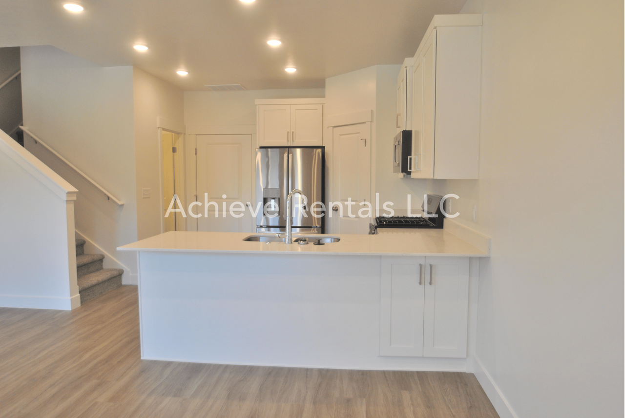 208 W 3175 S - Photo 2 of 14