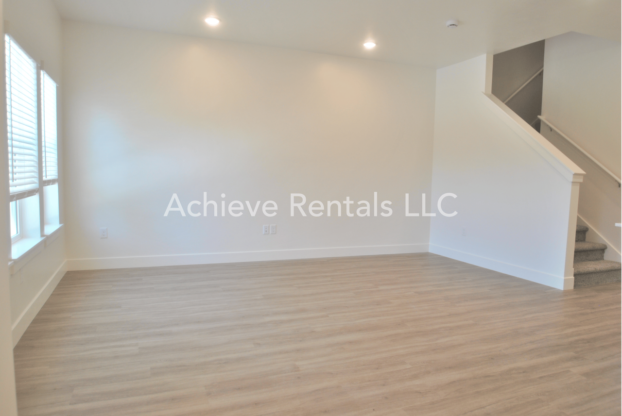 208 W 3175 S - Photo 3 of 14