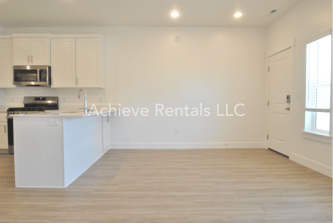 208 W 3175 S - Photo 4 of 14