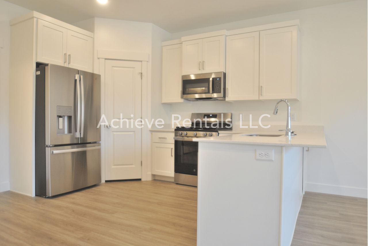 208 W 3175 S - Photo 5 of 14