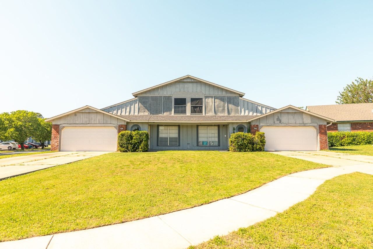 E 22nd St Duplex - Photo 4 of 35
