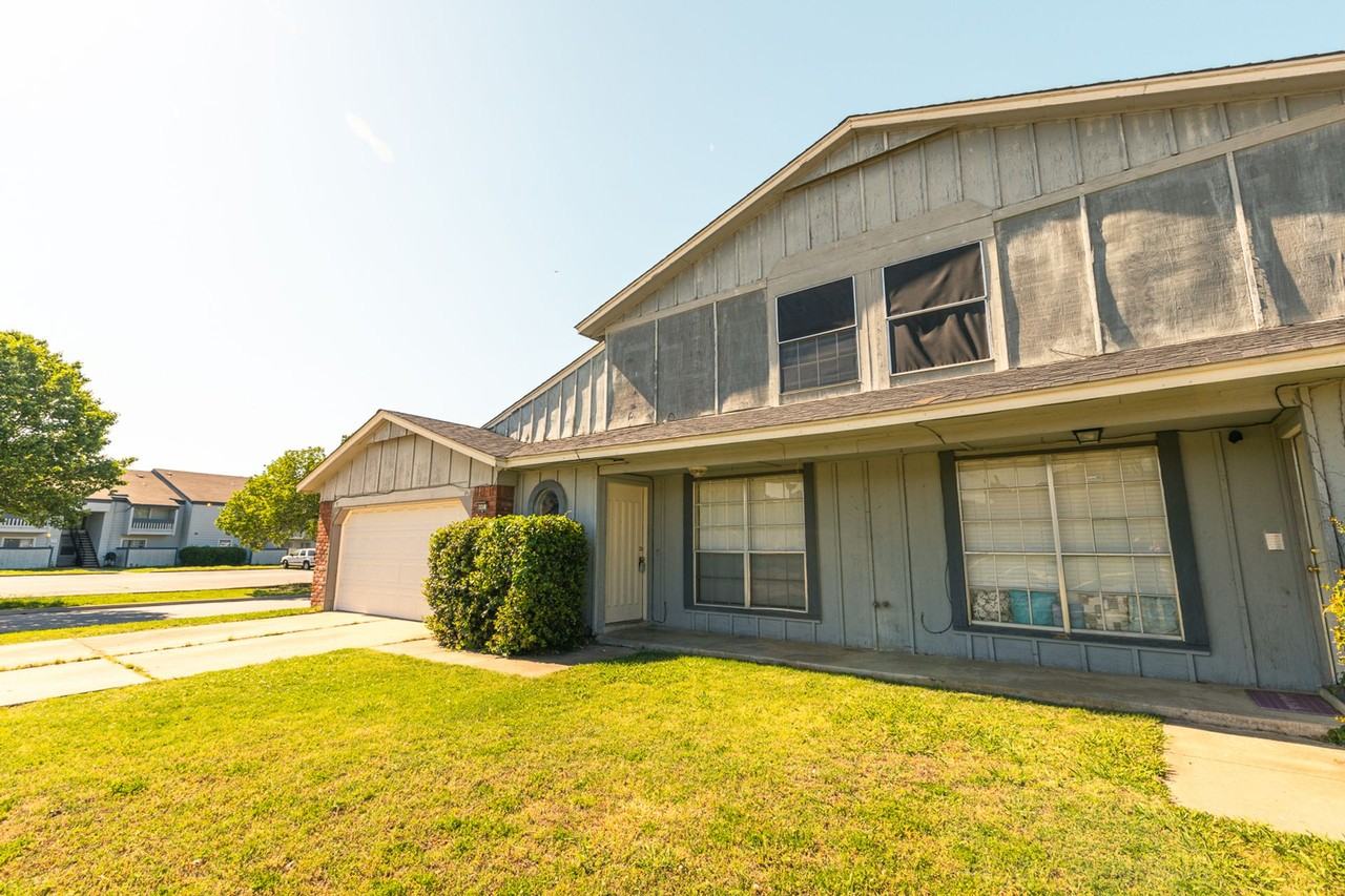 E 22nd St Duplex - Photo 6 of 35