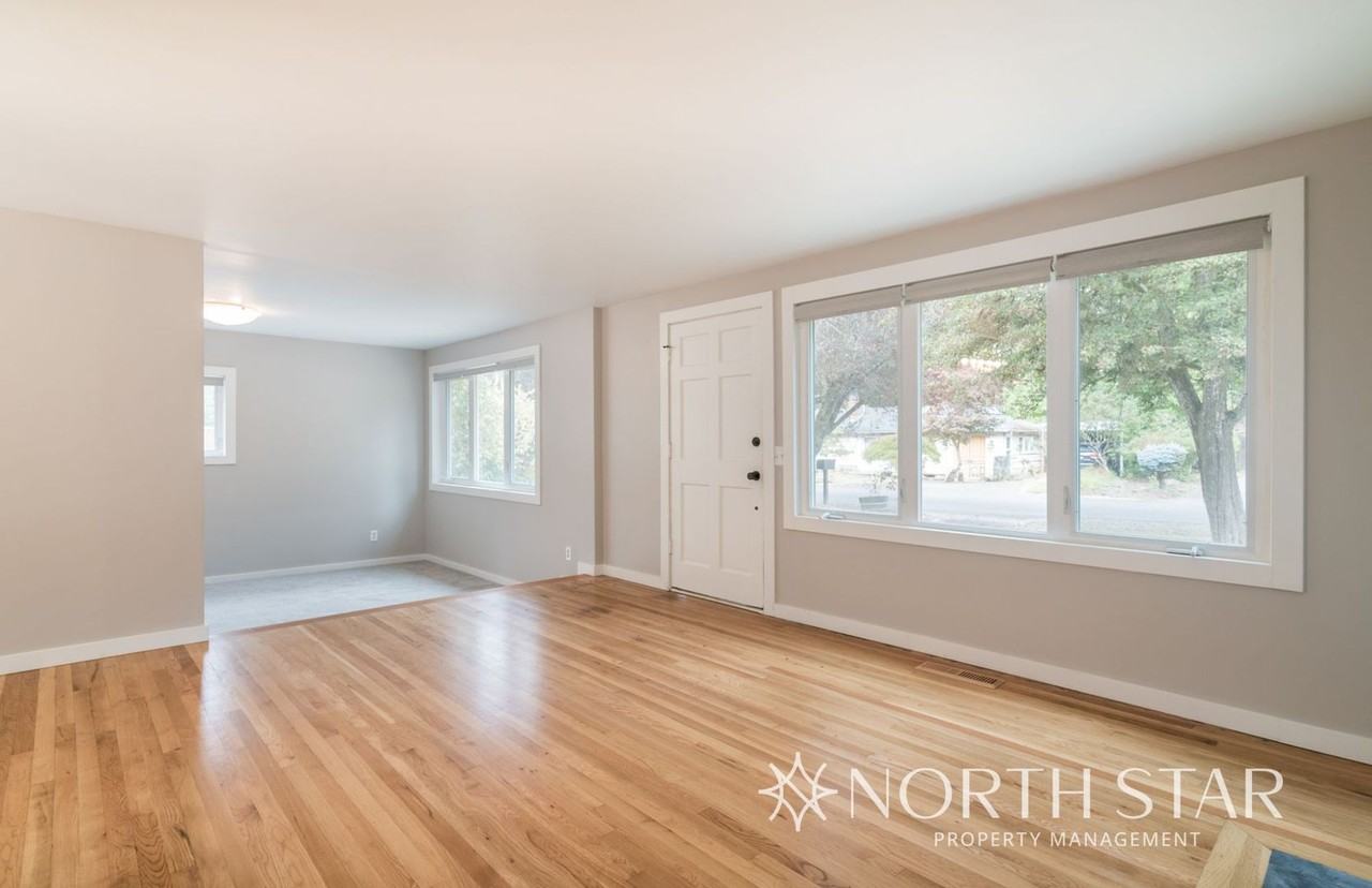 1010 Oak Ter - Photo 4 of 28