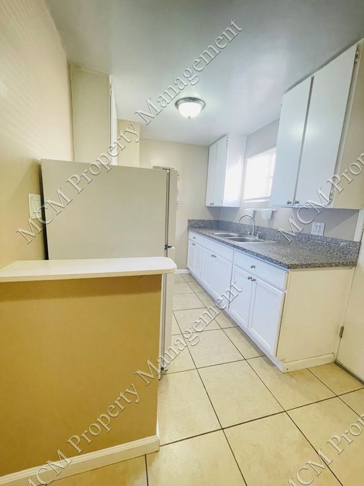 6621 Whitsett Ave - Photo 6 of 11