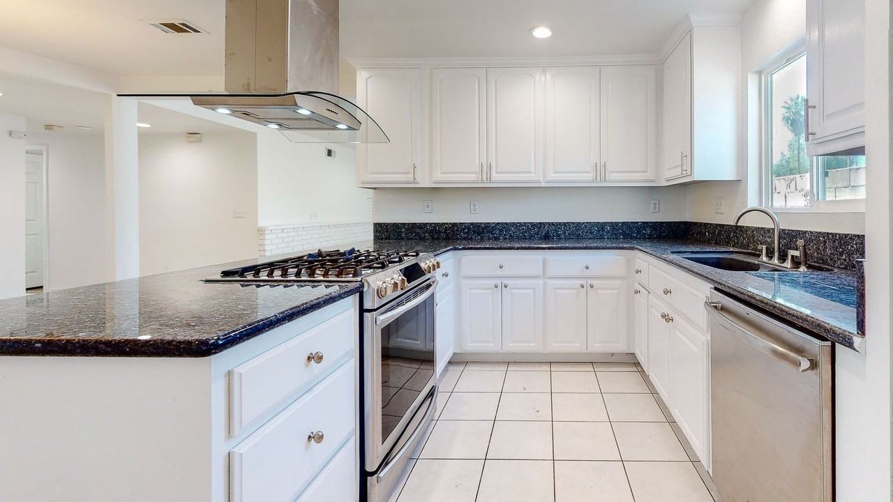 10325 Liberty St - Photo 6 of 38