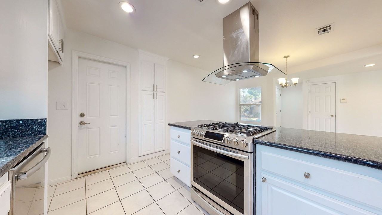 10325 Liberty St - Photo 7 of 38