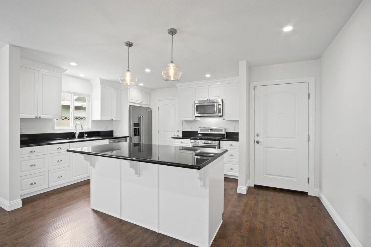 5841 Santa Catalina Ave - Photo 3 of 17