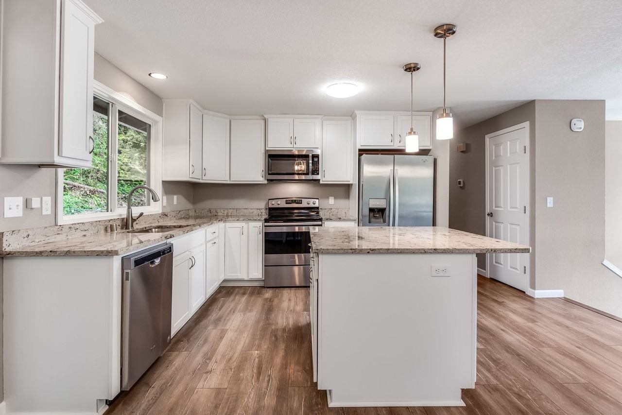 1107 Ne 200th St - Photo 5 of 30