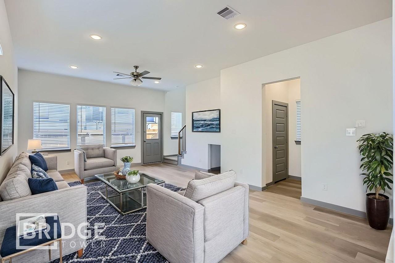 33135 Oak Heights Pl - Photo 3 of 16