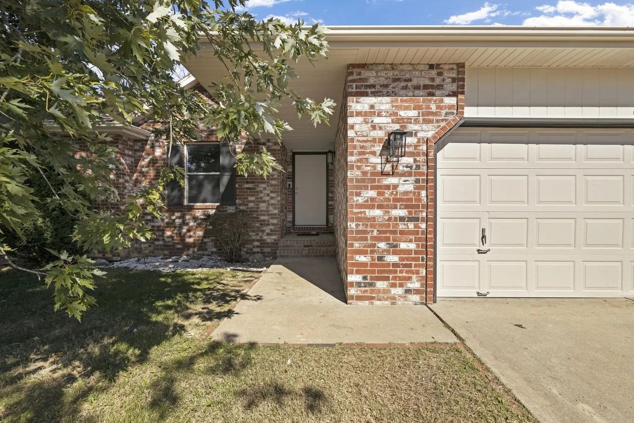 617 Se Hills Ct - Photo 2 of 35