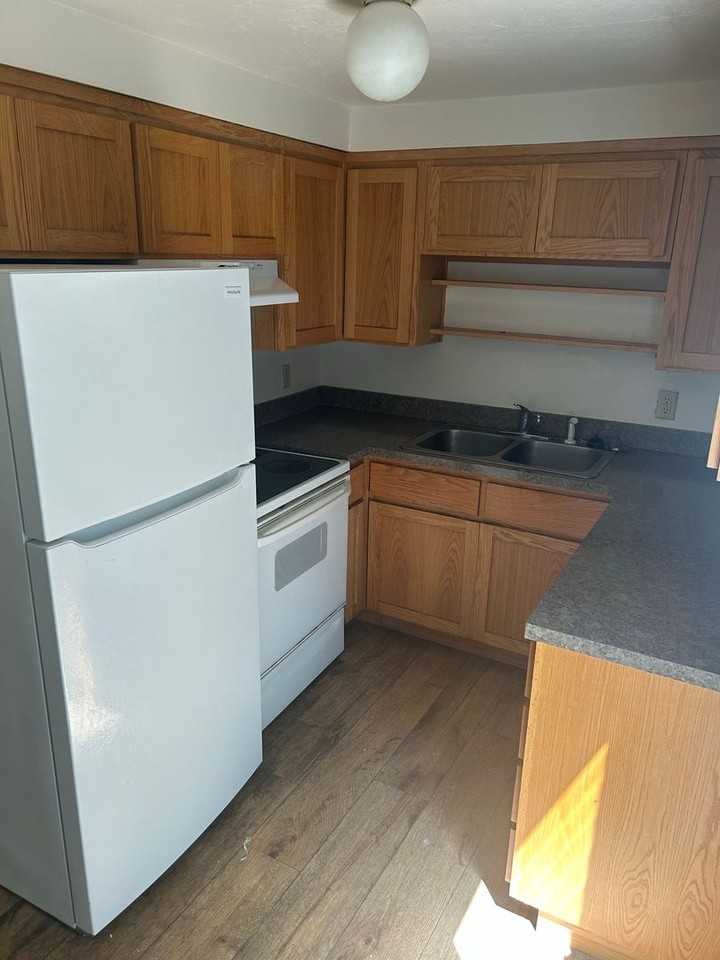 1075 Monroe St - Photo 4 of 9