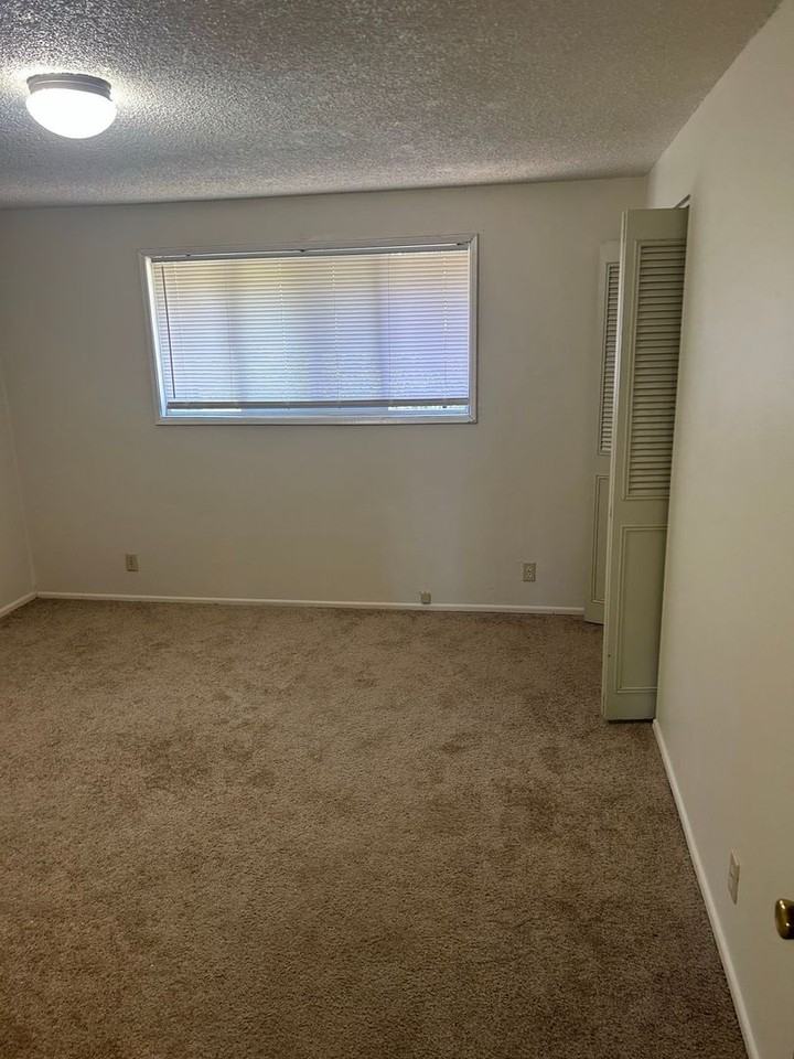 1075 Monroe St - Photo 6 of 9