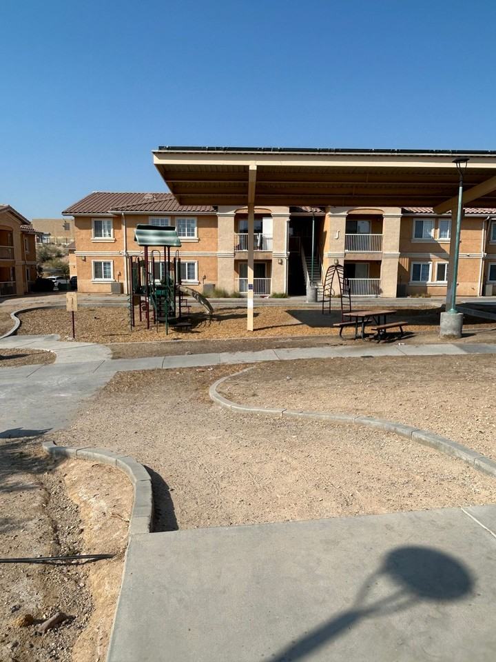 201 North Yucca Avenue - Photo 4 of 18