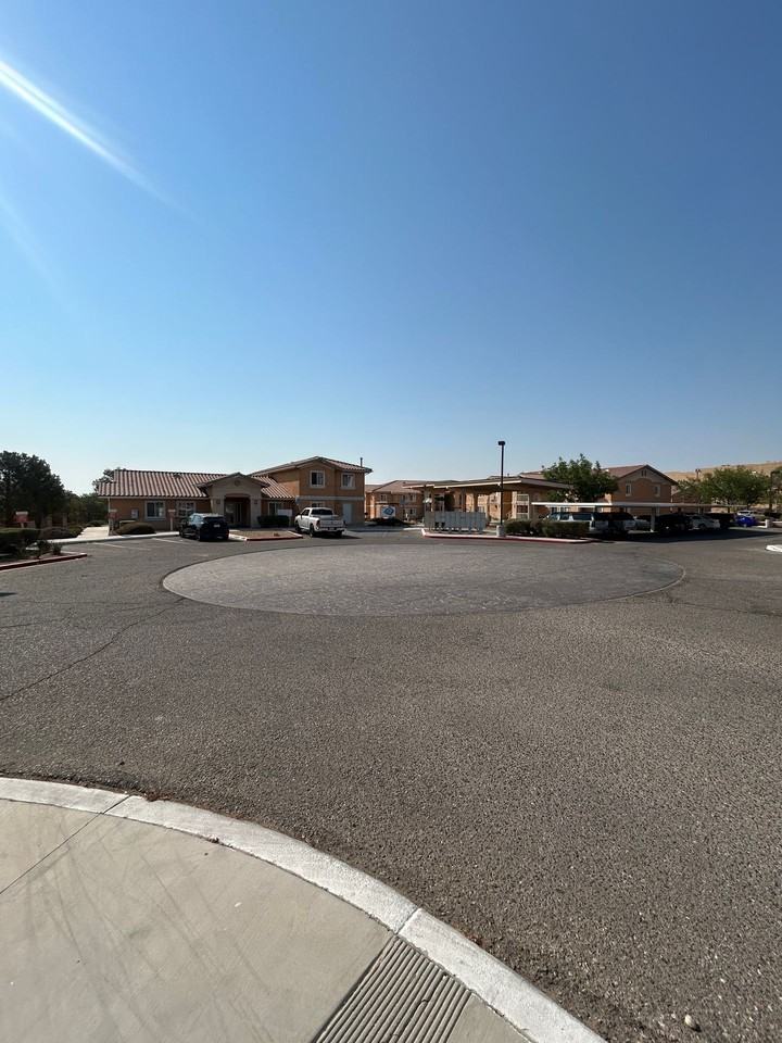 201 North Yucca Avenue - Photo 5 of 18