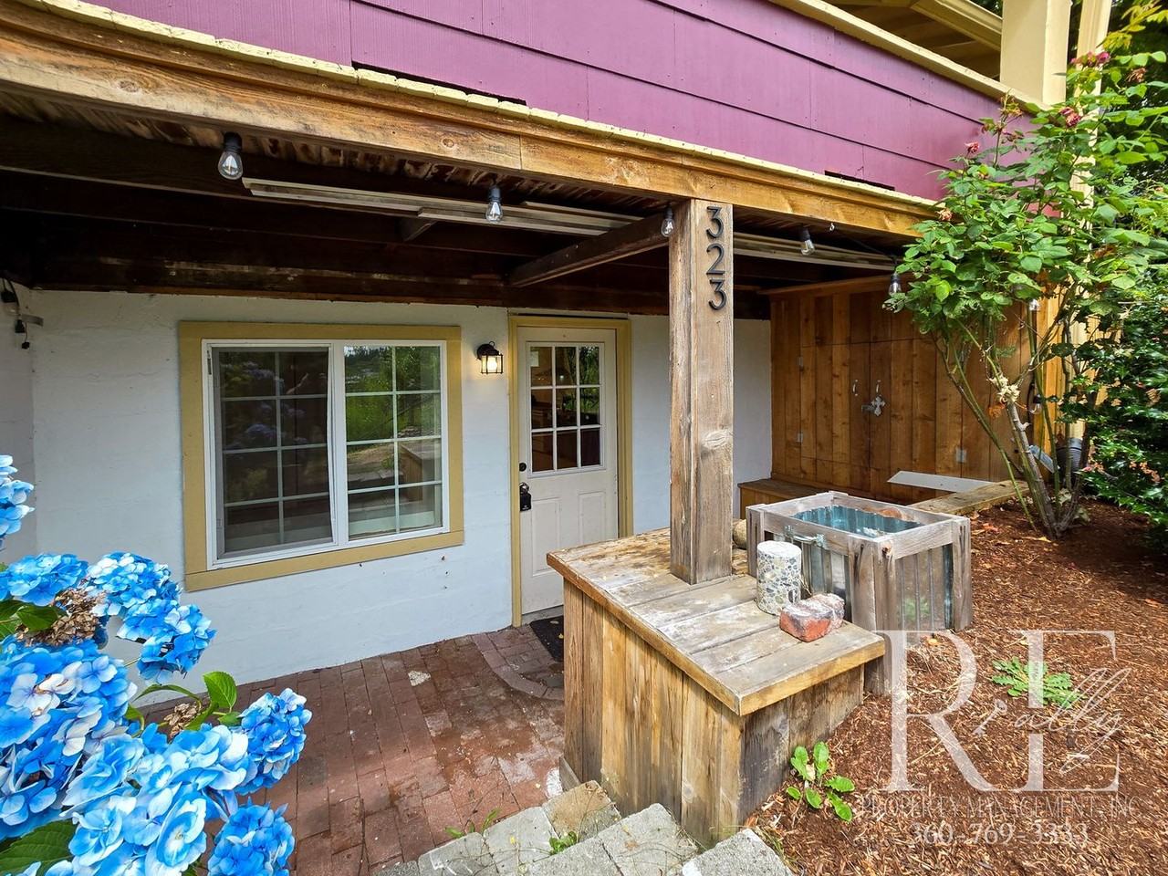 323 S Summit Ave - Photo 2 of 11