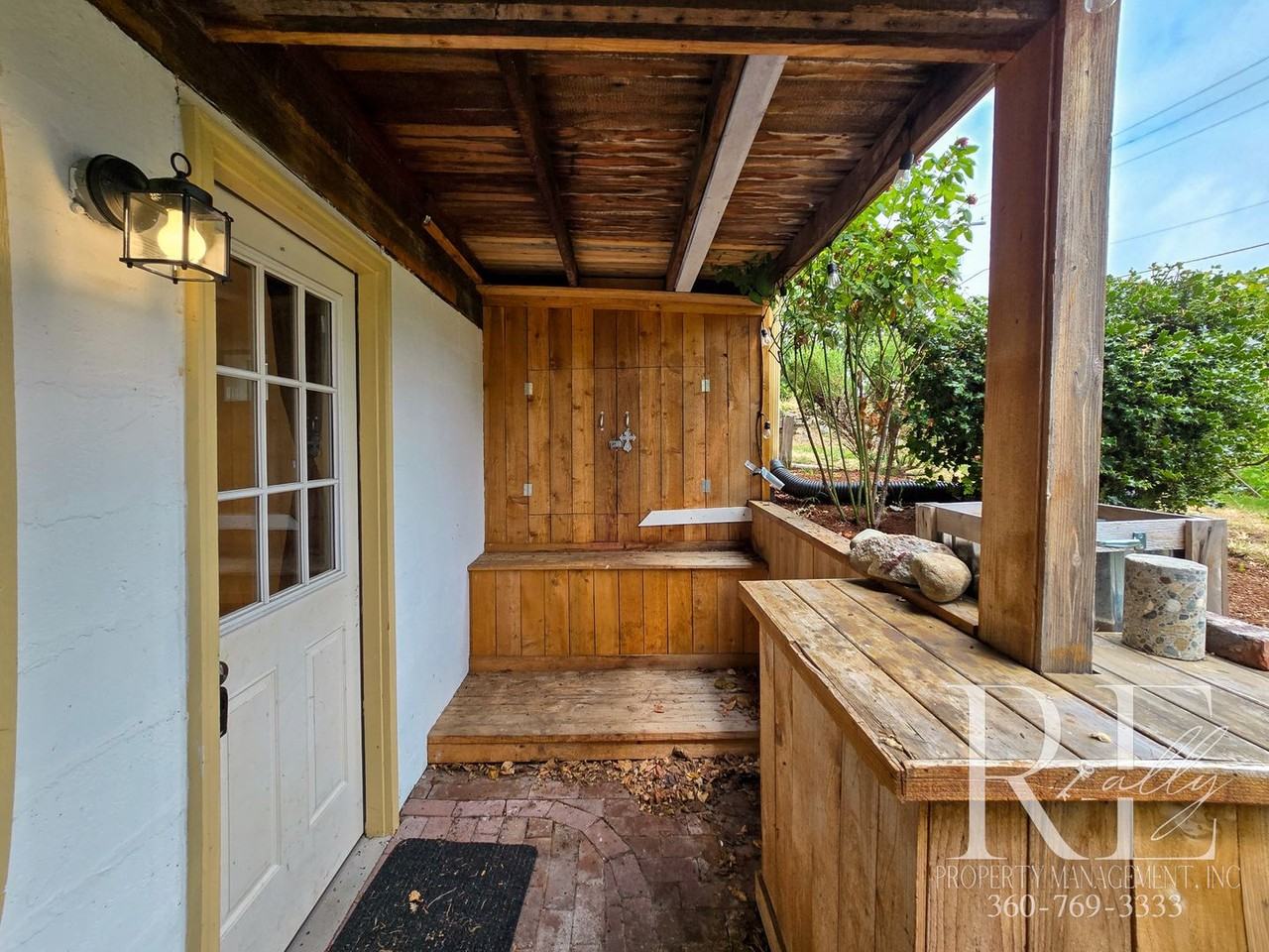 323 S Summit Ave - Photo 3 of 11