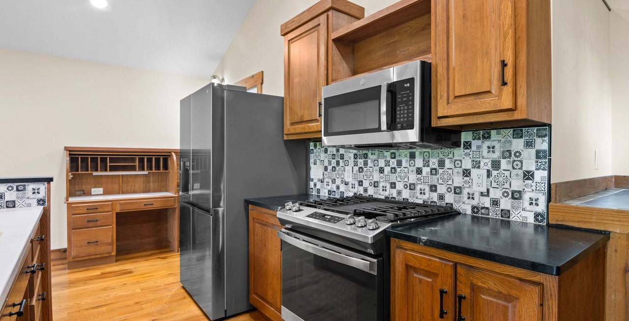 385 Neuman Street - Photo 5 of 25