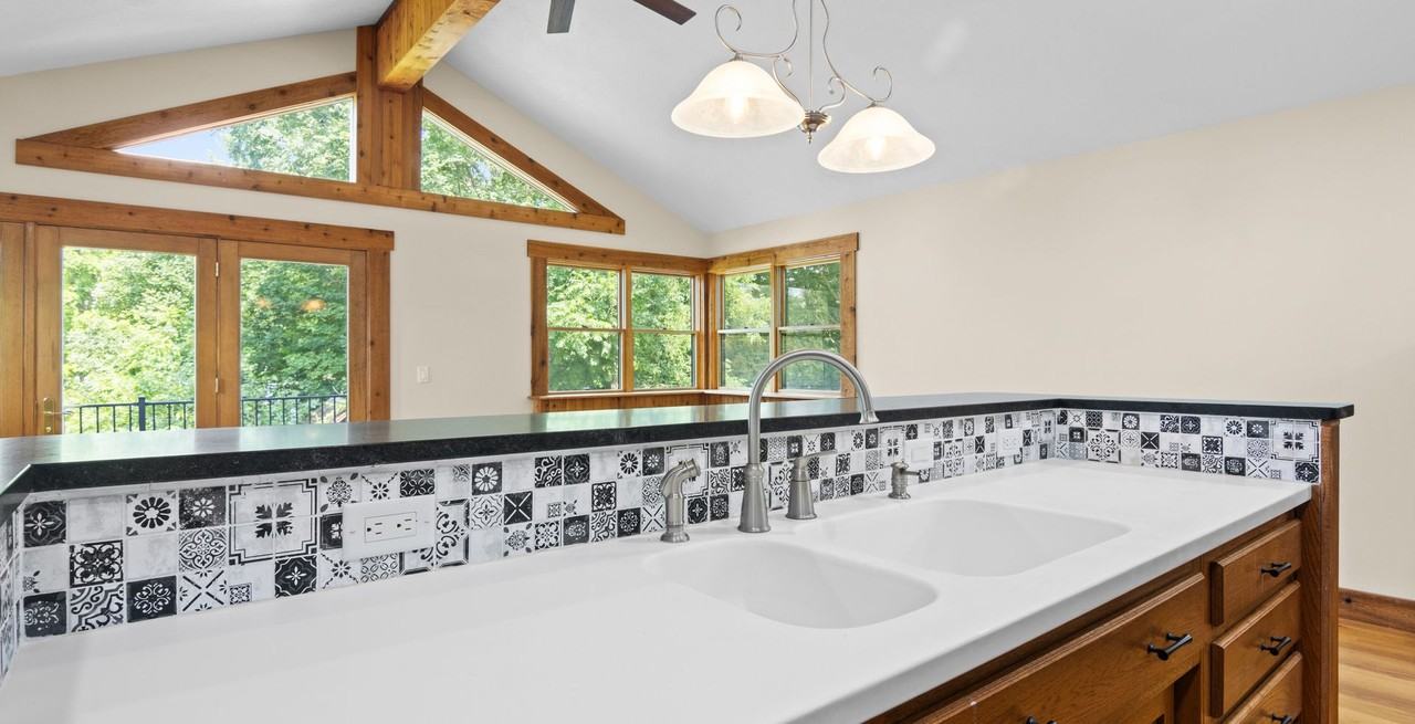 385 Neuman Street - Photo 6 of 25