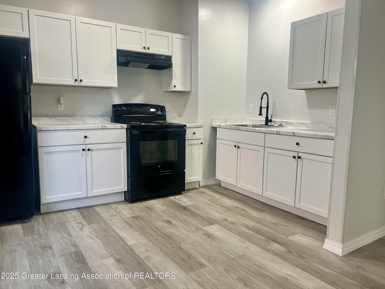 915 West Lapeer Street - Photo 2 of 15