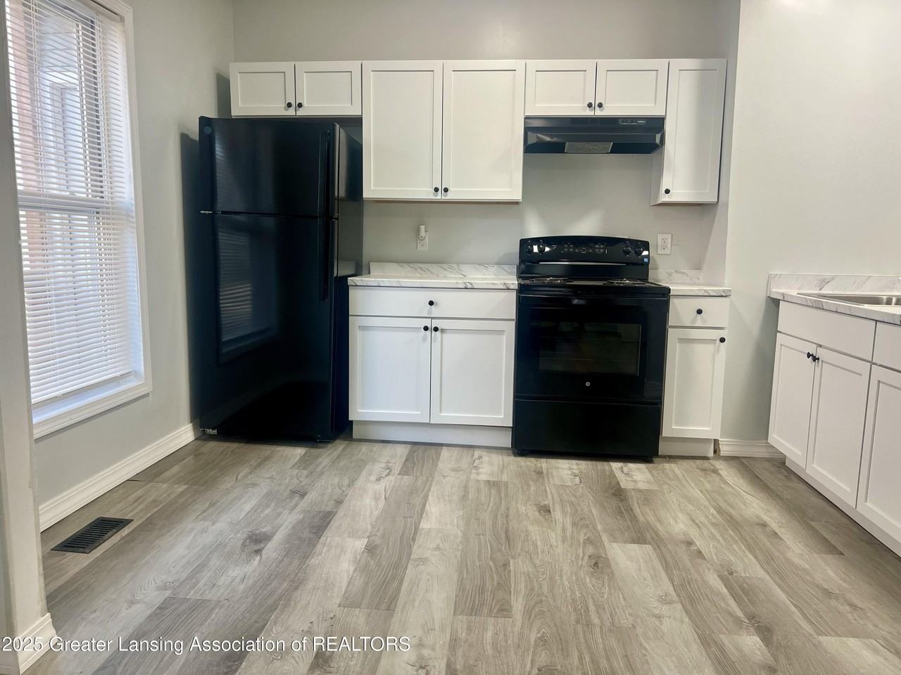 915 West Lapeer Street - Photo 3 of 15