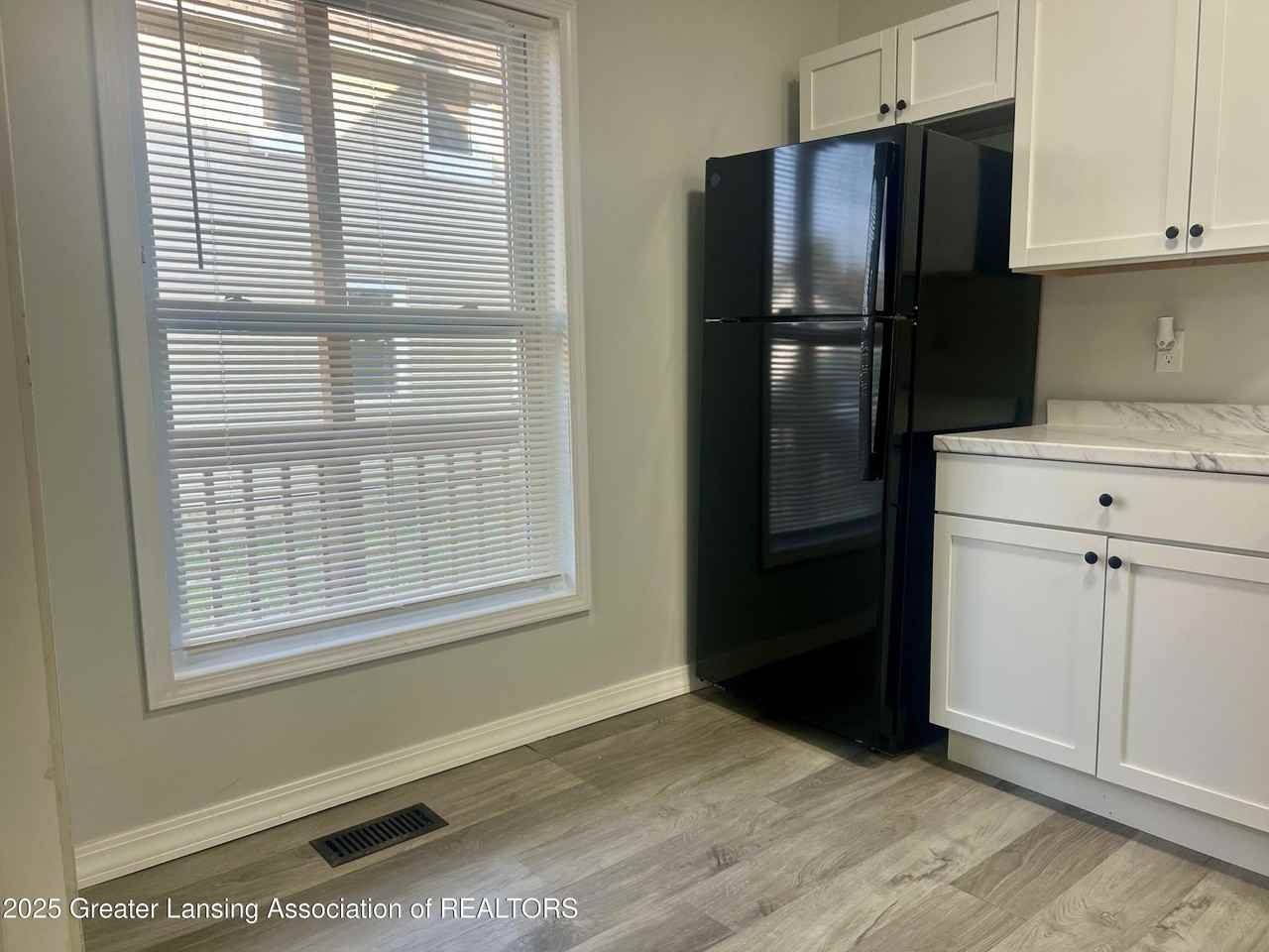 915 West Lapeer Street - Photo 4 of 15