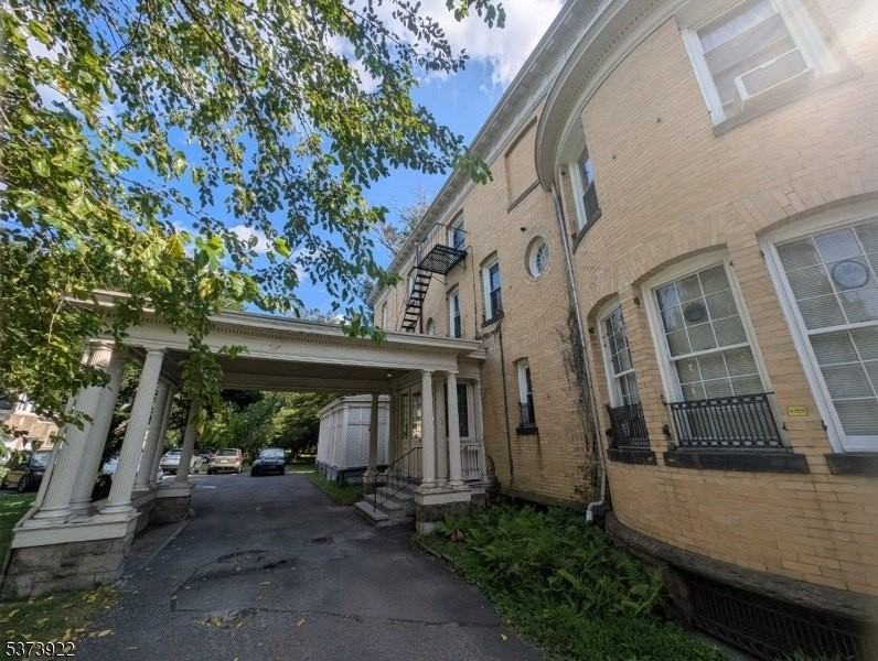 543 W 8th St - Photo 2 of 17