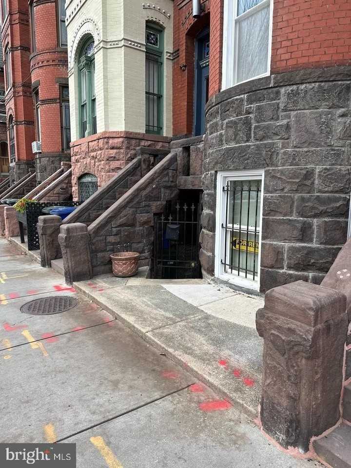 830 D St Se - Photo 2 of 23