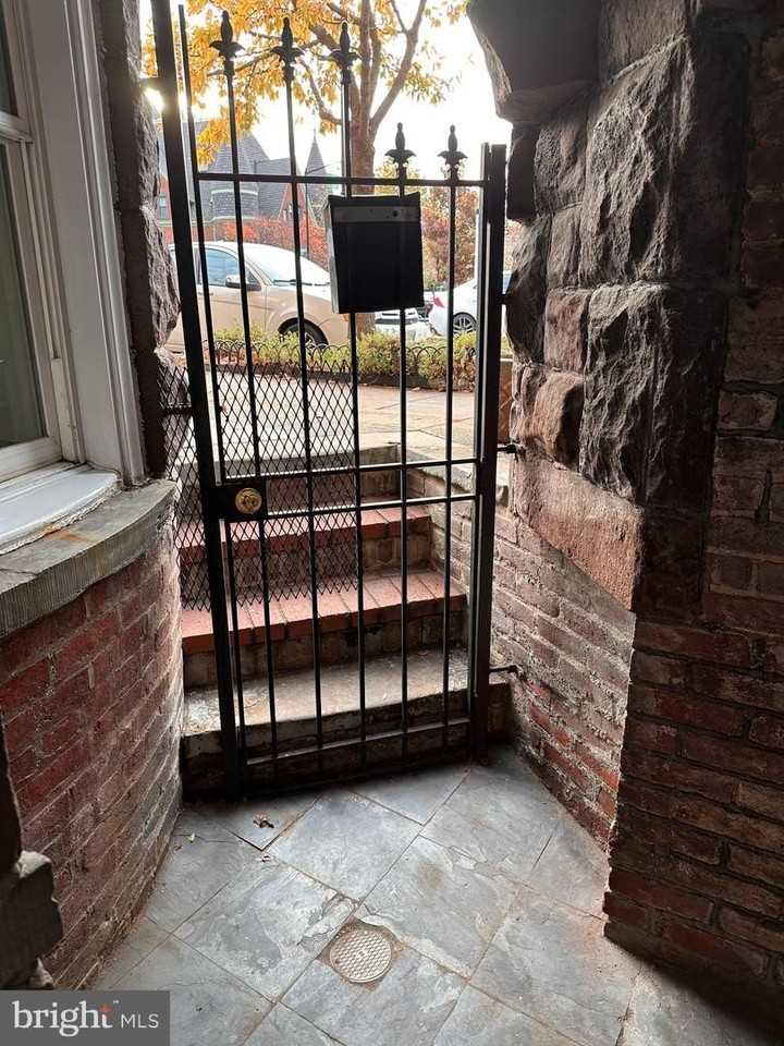 830 D St Se - Photo 4 of 23