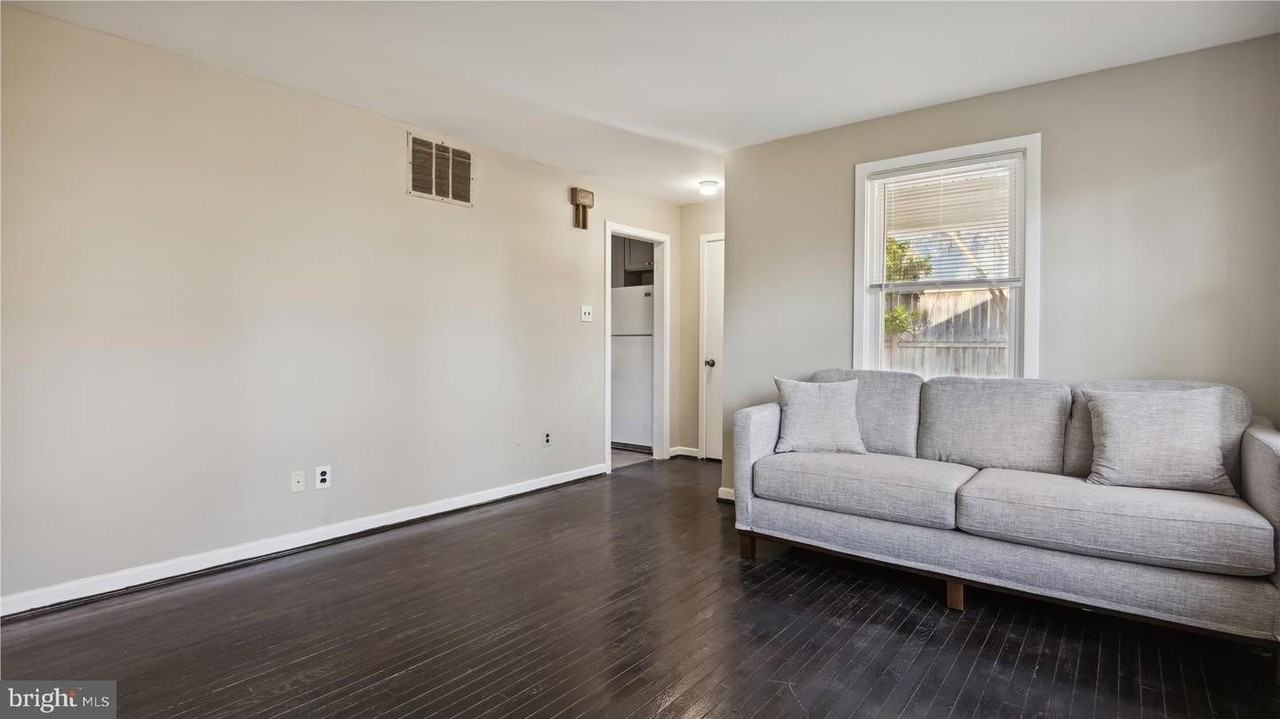 1123 Parrish Dr - Photo 4 of 20