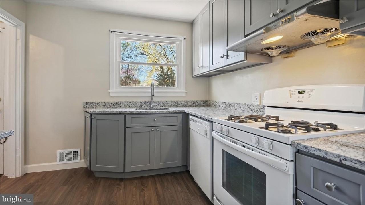 1123 Parrish Dr - Photo 6 of 20