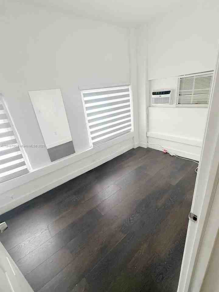 337 Sw 10th Ave #3 - Photo 4 of 7