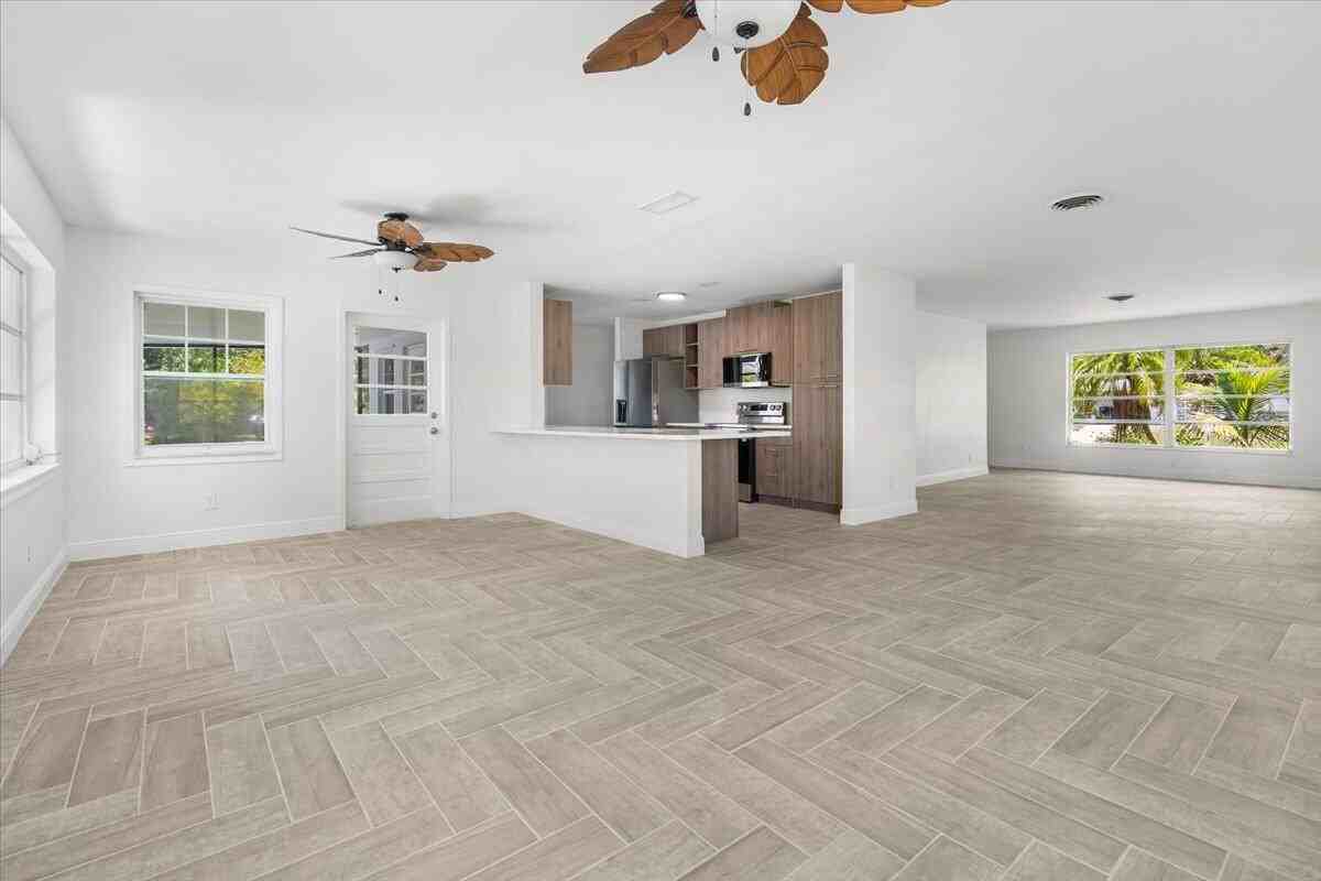 202 Bay St - Photo 3 of 8