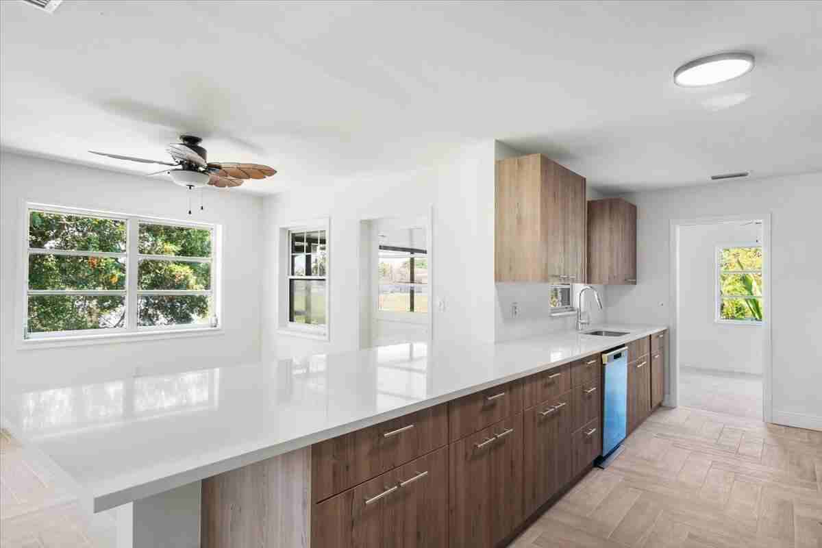 202 Bay St - Photo 4 of 8