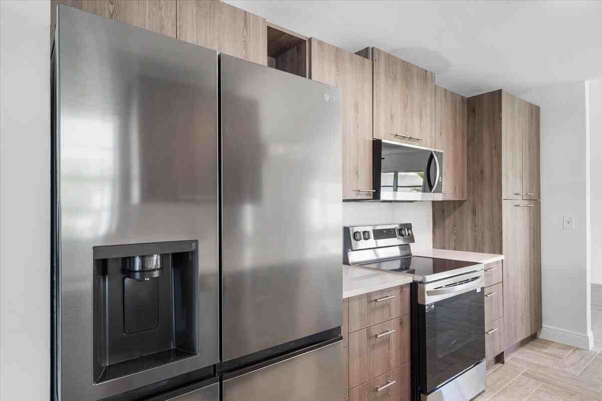 202 Bay St - Photo 5 of 8