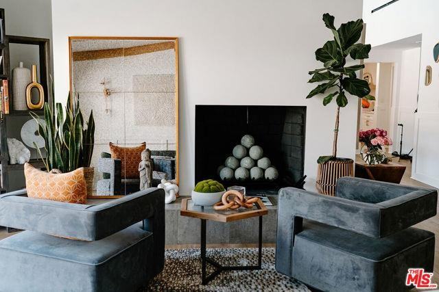 24221 Aetna St - Photo 3 of 8