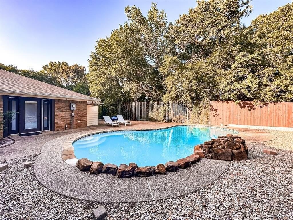 6616 Crooked Lane - Photo 3 of 36