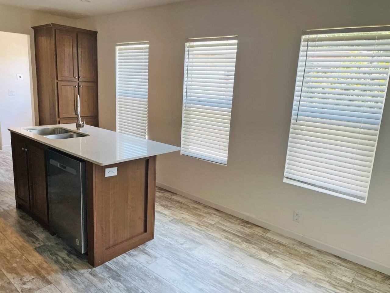 533 Sullivan St - Photo 2 of 10