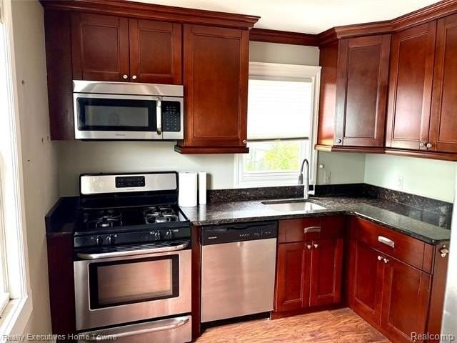 671 Wordsworth St - Photo 5 of 14