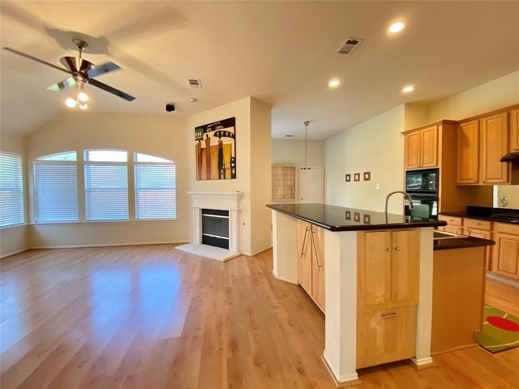 1420 Hudspeth Dr - Photo 7 of 40