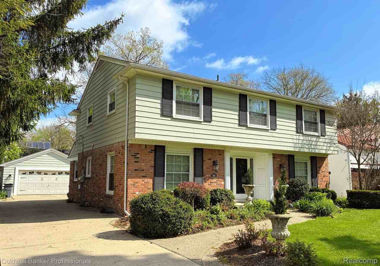 669 Mohegan St - Photo 2 of 35