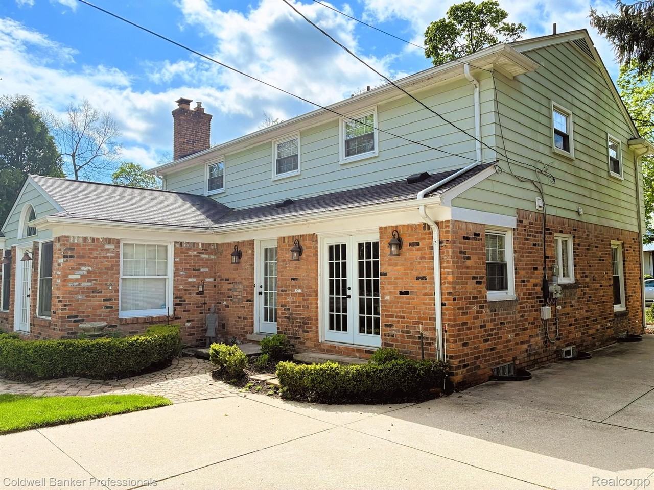 669 Mohegan St - Photo 3 of 35