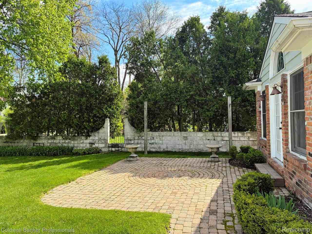 669 Mohegan St - Photo 4 of 35