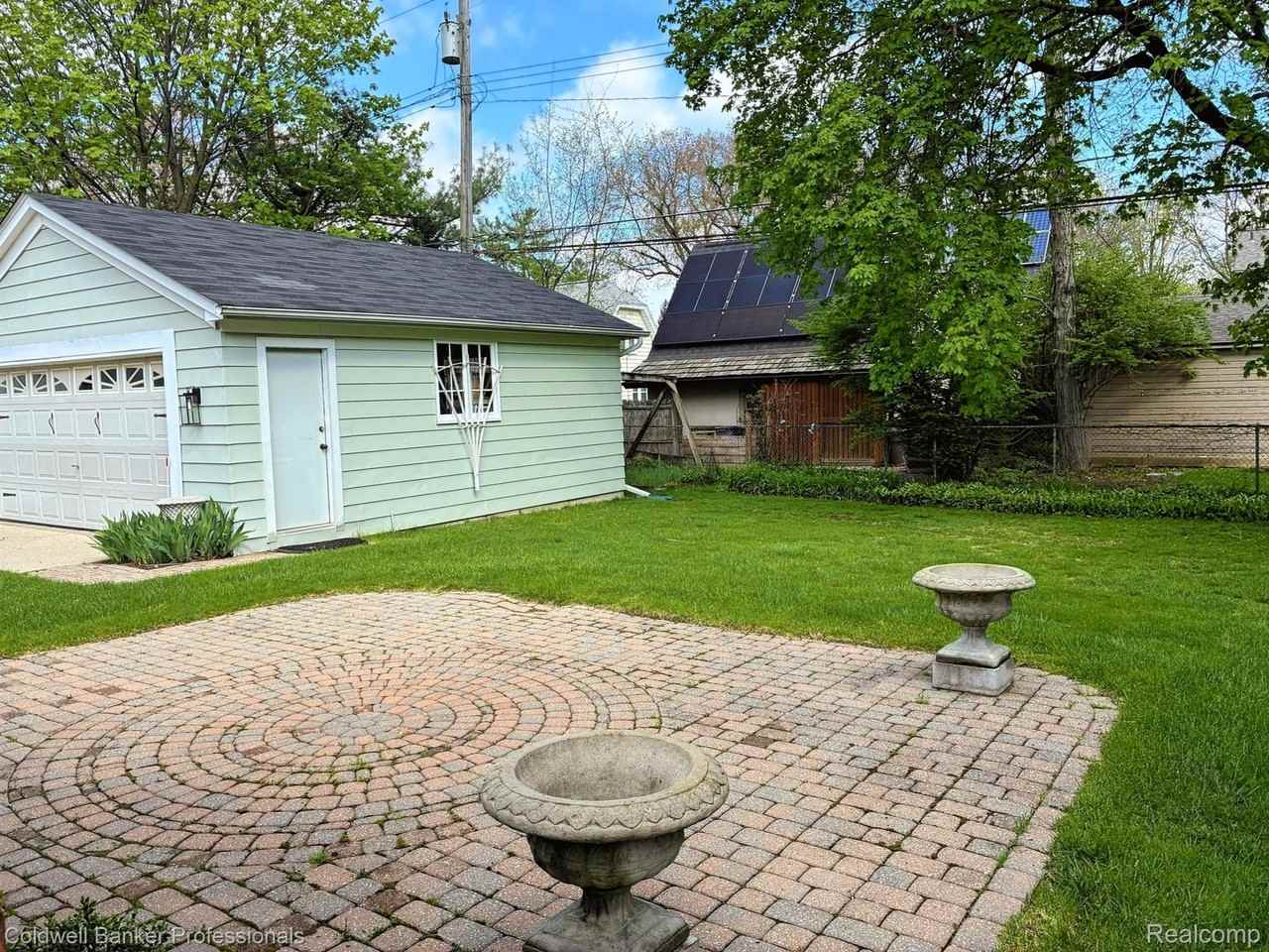 669 Mohegan St - Photo 6 of 35