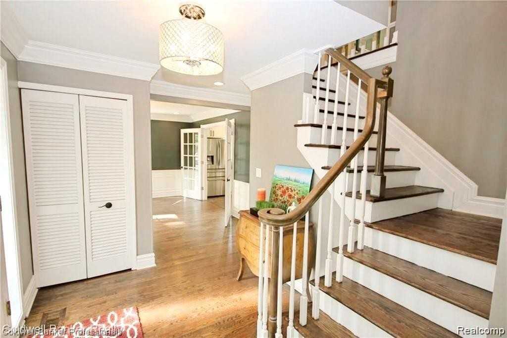 669 Mohegan St - Photo 7 of 35