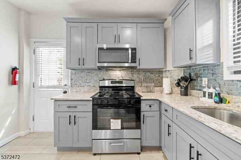 39 Emmet St - Photo 5 of 21