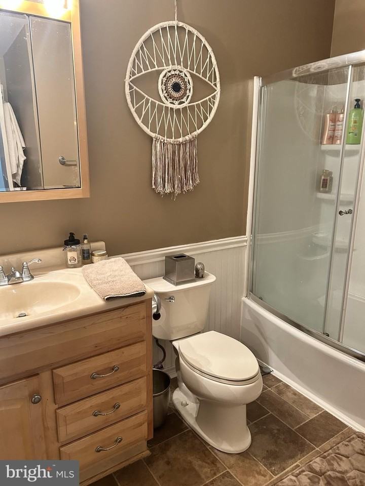 1040 Hillsboro Ct - Photo 4 of 16