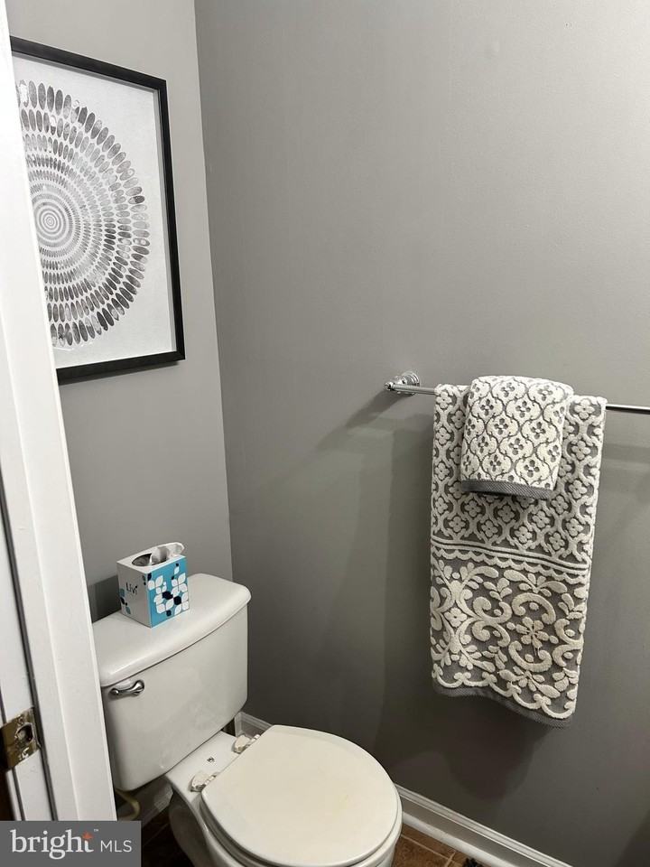 1040 Hillsboro Ct - Photo 5 of 16