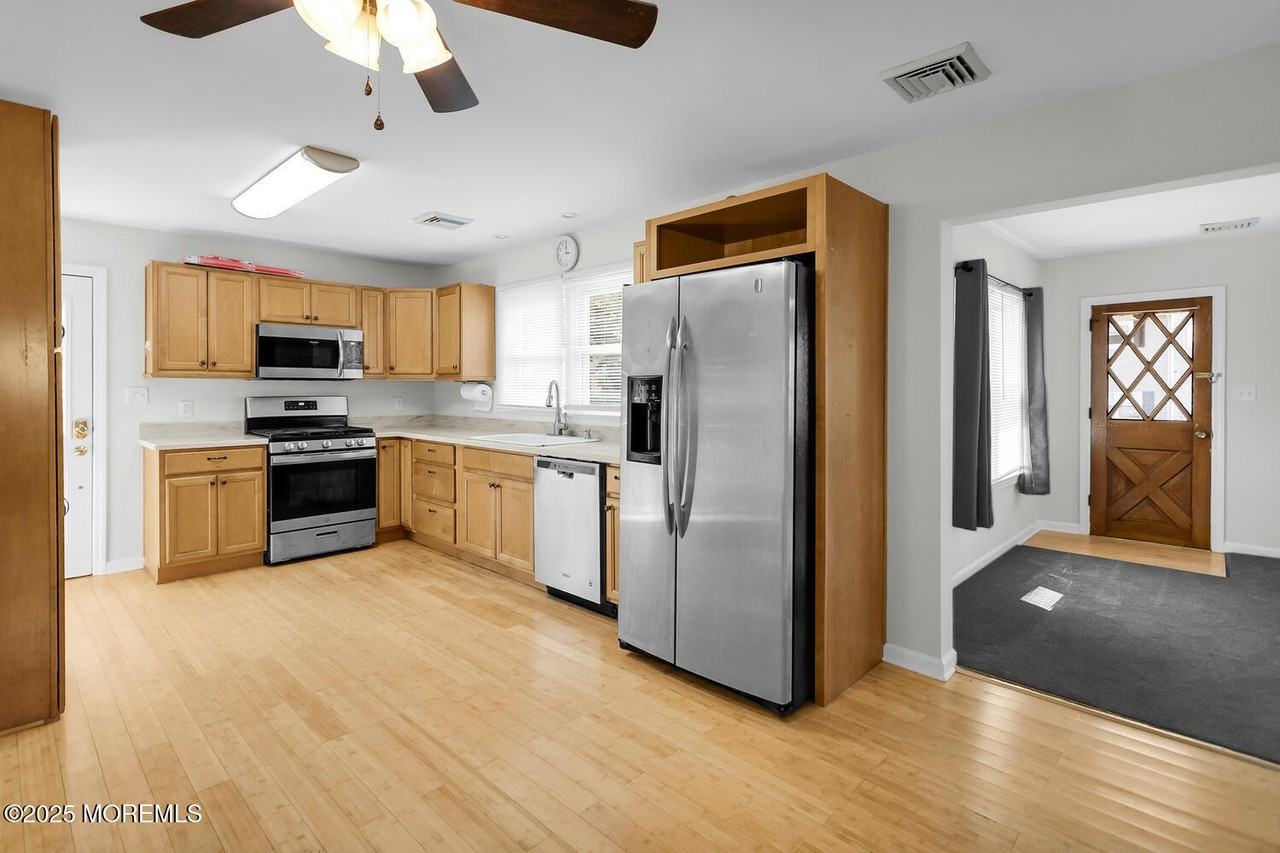 663 Monmouth Ave - Photo 2 of 26