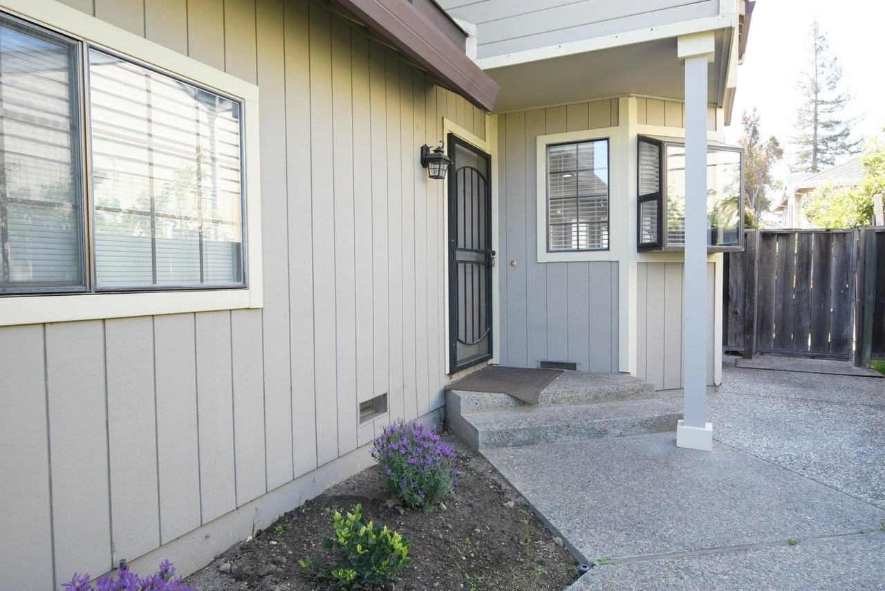 10049 Minaker Ct - Photo 2 of 14